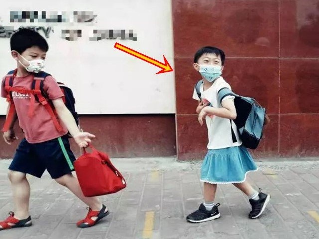 Giáo dục - du học - Con trai 4 tuổi thích mặc váy, bố mẹ suy sụp khi biết nguyên nhân là do mình