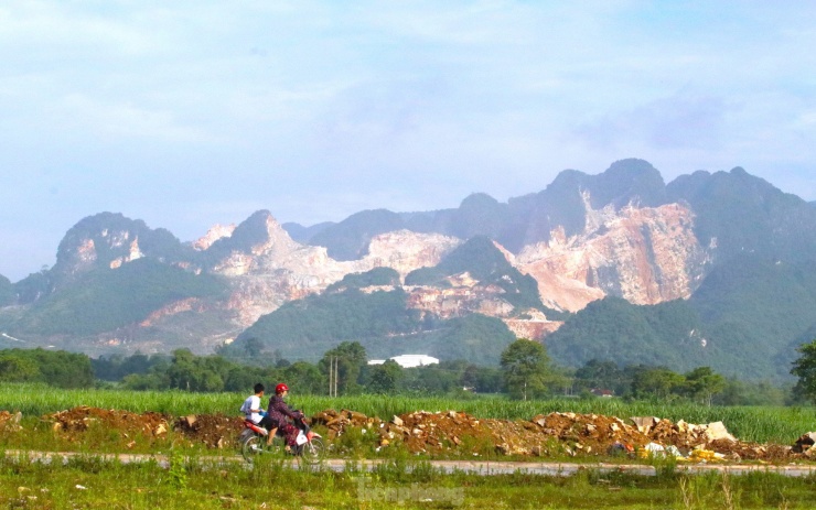 Huyện Quỳ Hợp (tỉnh Nghệ An) được xem là thủ phủ khoáng sản. Nơi đây tập trung nhiều mỏ đá và mỏ quặng nhất tỉnh Nghệ An.