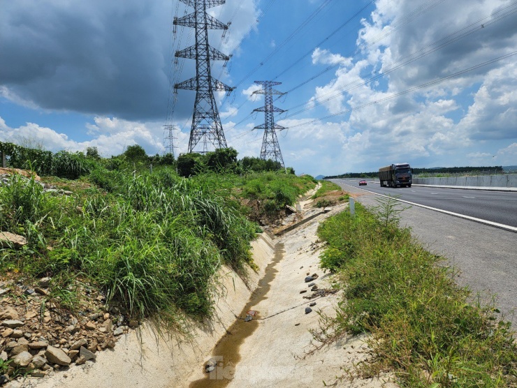 Cận cảnh 'rốn lũ' trên cao tốc Phan Thiết - Dầu Giây - 6