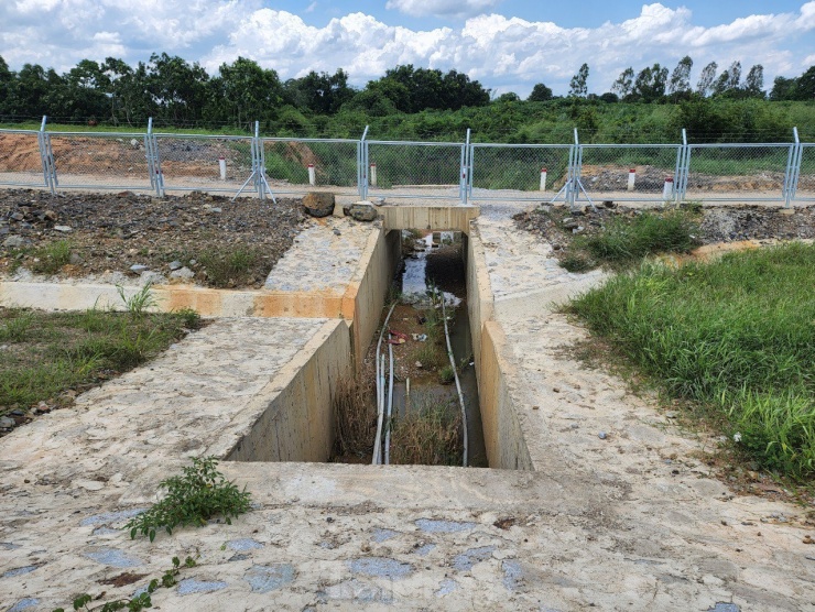 Cận cảnh 'rốn lũ' trên cao tốc Phan Thiết - Dầu Giây - 11