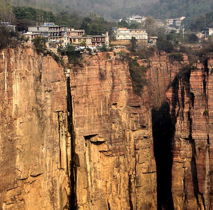 Làng Gouliang nằm sâu trong khu danh lam thắng cảnh thuộc dãy núi Taihang ở tỉnh Hà Nam (Trung Quốc). Ngôi làng nằm trên đỉnh núi cao 1.700m so với mặt nước biển, tách biệt hoàn toàn với thế giới.
