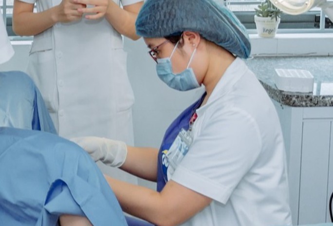 Thăm khám cho người bệnh tại Bệnh viện chuyên khoa Nam học và Hiếm muộn Việt - Bỉ