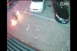 Video: Châm pháo hoa vào nắp cống, cậu bé gây nên vụ nổ kinh hoàng