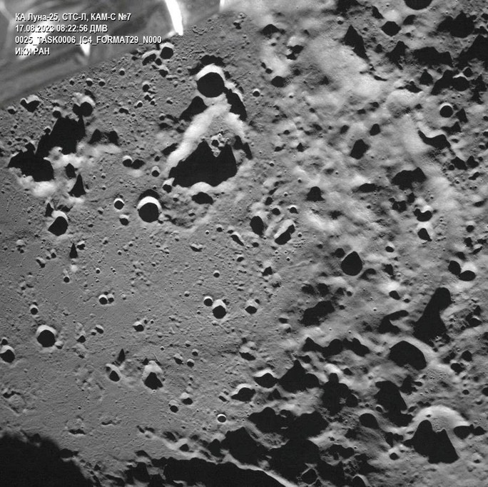 Ảnh do Luna-25 chụp cho thấy miệng núi lửa Zeeman nằm ở phía xa của mặt trăng hôm 17-8. Ảnh: Reuters