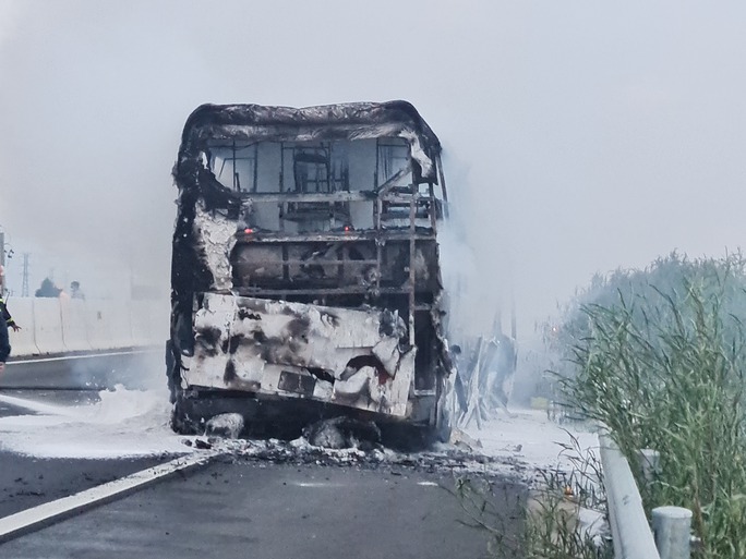 Xe khách chở 34 người cháy ngùn ngụt trên tuyến cao tốc Phan Thiết - Dầu Giây - 2