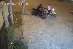 Xe máy - Xe đạp - Clip: Cô gái "đứng hình" khi bị thanh niên xe máy giật điện thoại