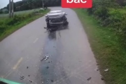 Tin tức trong ngày - Clip: Chạy như tự sát, ô tô bị tông nát đầu và cái kết bất ngờ