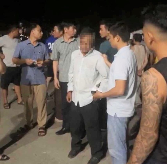 Ông B.C bị người dân giữ lại khi đang chở cháu T. đi qua địa phận xã Cam Hiếu, huyện Cam Lộ