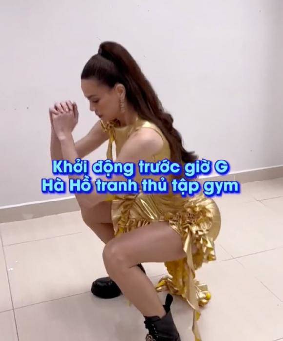 Hồ Ngọc Hà có hành động lạ trước khi lên sân khấu - 1