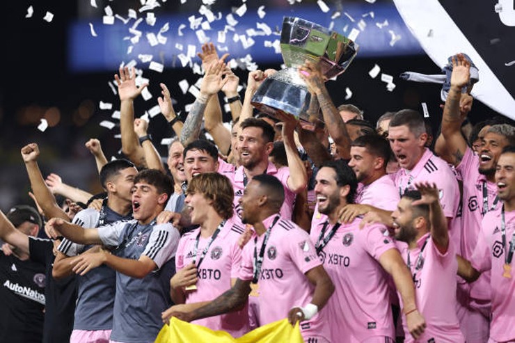 Messi và đồng đội&nbsp;ăn mừng cùng cup vô địch League Cup