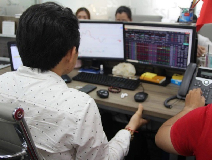 Nhà đầu tư choáng váng với cú giảm của thị trường chứng khoán Việt Nam cuối tuần qua