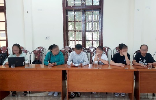 Bà Đinh Thị Út (thứ 2 từ trái sang) tại buổi làm việc với lực lượng chức năng - Ảnh: Tuyên giáo quận Đồ Sơn.
