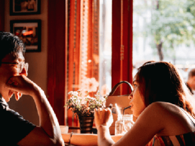 Bạn trẻ - Cuộc sống - Chồng sắp cưới bị 'câu' mất, cô gái gọi điện ngay cho người yêu của 'kẻ thứ 3' để hẹn gặp và cái kết bất ngờ