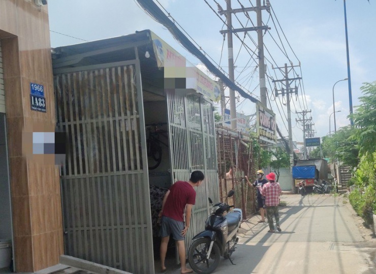 Một người dân đang phải hỏi rất nhiều người mới tìm đến được địa chỉ nhà người quen tại đường Nguyễn Văn Giàu, huyện Bình Chánh. Ảnh: NGUYỄN HIỀN