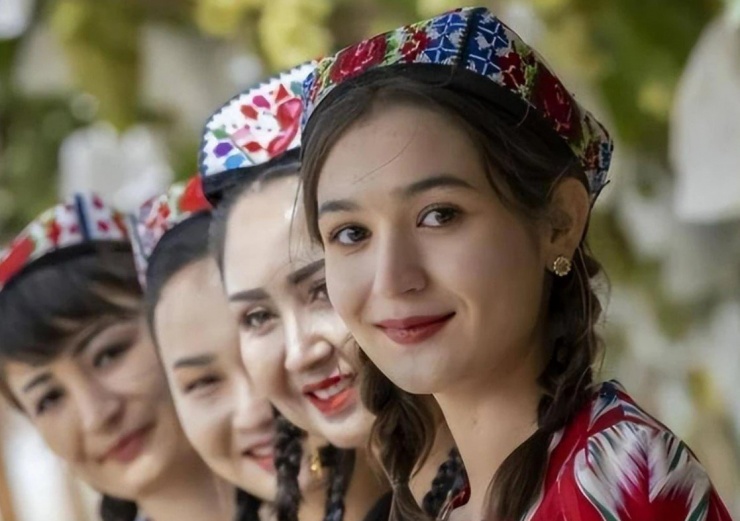 Các cô gái Tân Cương nổi tiếng vì vẻ đẹp có sự pha trộn hoàn hảo giữa nét đằm thắm, dịu dàng.