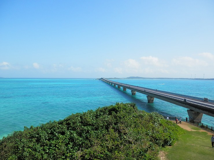 Đảo Miyako là một hòn đảo xinh đẹp thuộc tỉnh Okinawa. Nơi đây có nhiều điểm tham quan bao với những bãi biển cát trắng và bờ biển tuyệt đẹp. Ở đây cũng có cầu Irabu-Ohashi khổng lồ được hoàn thành vào năm 2015. Đây là cây cầu dài nhất Nhật Bản với chiều dài 3.540m nối hòn đảo này với hai hòn đảo khác.
