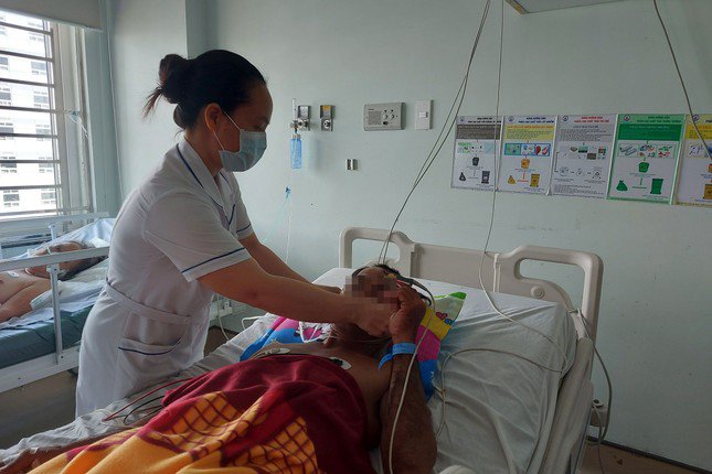 Bệnh nhân đang được cấp cứu, điều trị tại Bệnh viện Đa khoa tỉnh Kiên Giang. Ảnh: Phương Vũ.