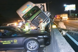 Tin tức trong ngày - Xe đầu kéo ủi xe du lịch, tông sập dải phân cách trên cao tốc