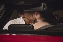 Bạn trẻ - Cuộc sống - Chồng hốt hoảng chạy ra kiểm tra ô tô ở bãi xe thì chết lặng trước cảnh trong xe