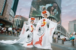 Thời trang - Mẫu nhí 6 tuổi ấn tượng với áo dài mang hình ảnh bản đồ và Quốc kỳ Việt Nam