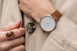 Đàn ông đeo đồng hồ nữ là xu thế mới?