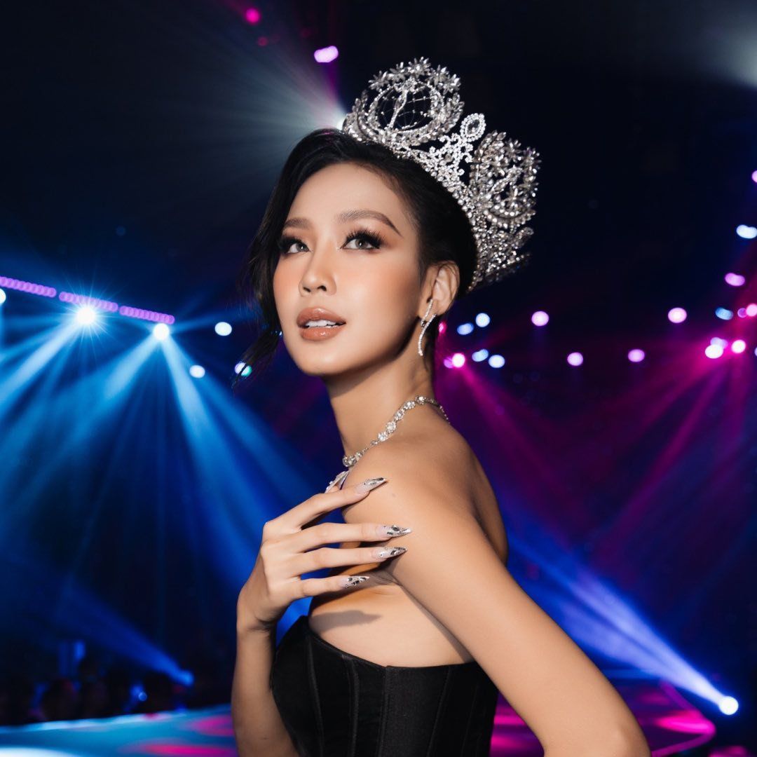 Hoa hậu Bảo Ngọc mặc yếm mỏng manh, dùng tay giữ để không rơi vào tình huống khó xử - 2