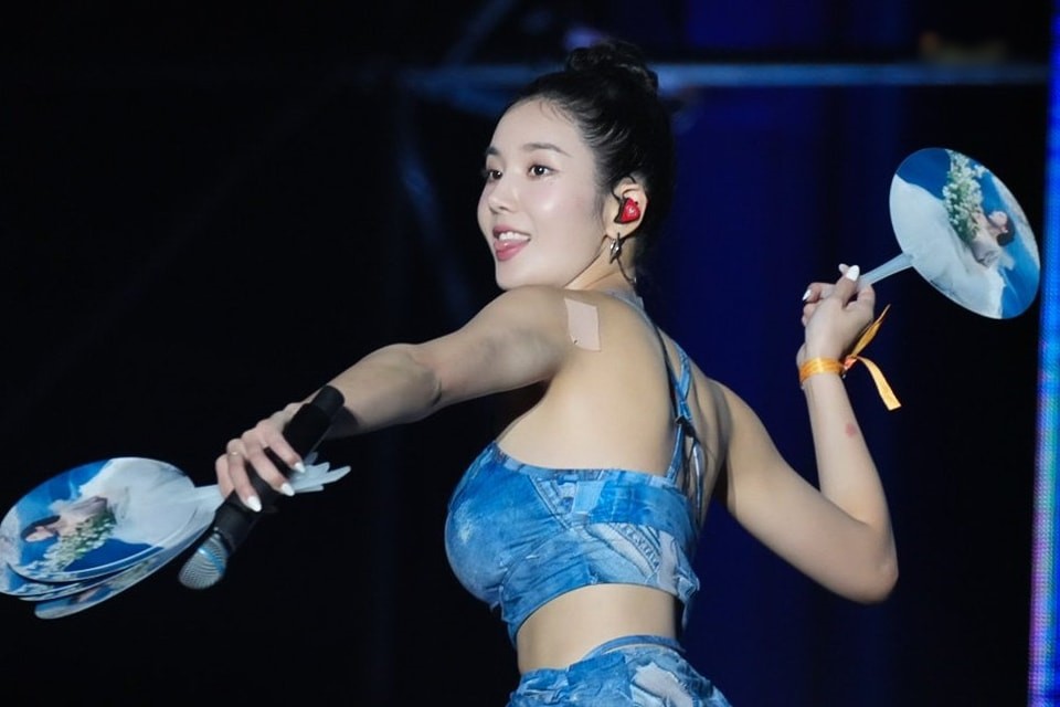Kwon Eunbi khoe dáng bốc lửa trên sân khấu.