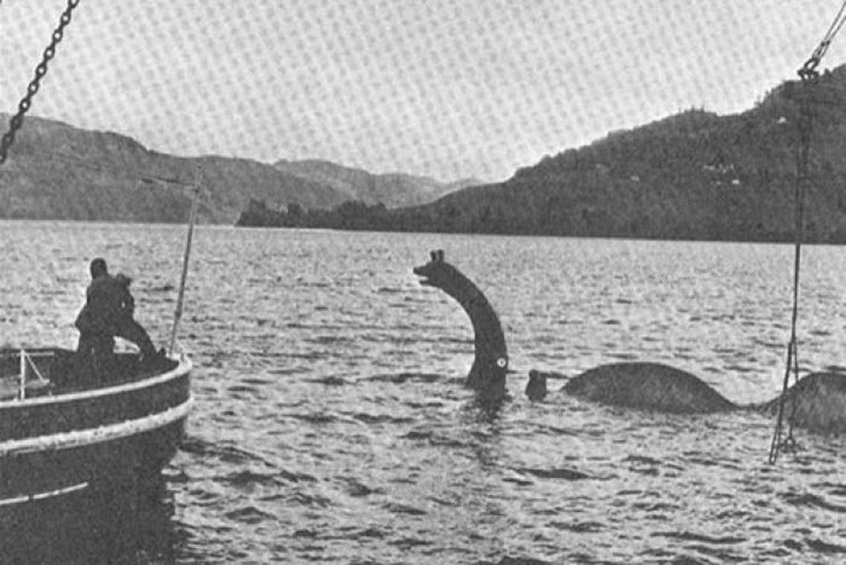 Nhiều người đến nay vẫn tin rằng có quái vật sống trong hồ Loch Ness (ảnh: Guardian)