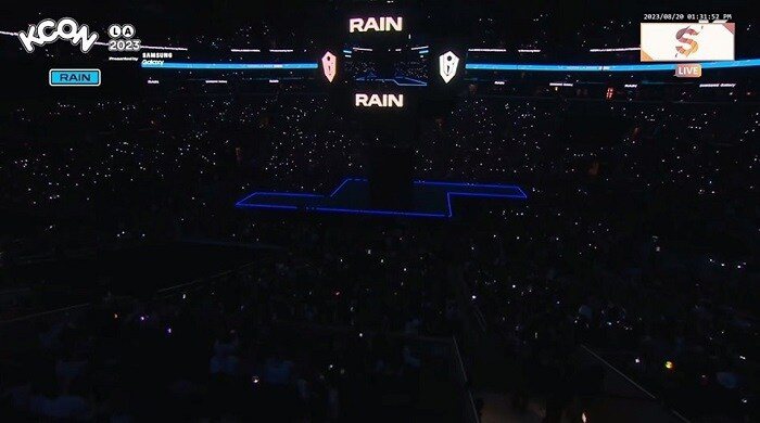Bi Rain biểu diễn tại KCON LA nhưng khán giả gần như tắt hết lightstick