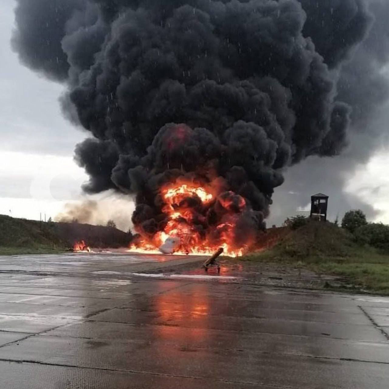 Báo Nga: Hình ảnh máy bay bốc cháy ở sân bay quân sự Nga bị UAV tập kích - 2