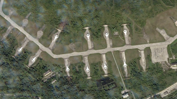 Báo Nga: Hình ảnh máy bay bốc cháy ở sân bay quân sự Nga bị UAV tập kích - 3