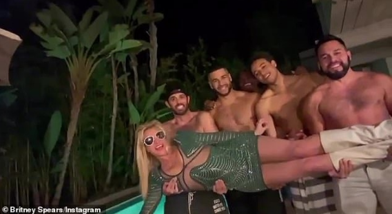 Britney Spears đăng video vui vẻ với một nhóm đàn ông