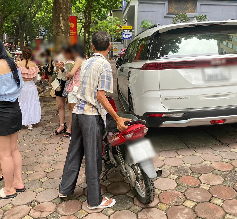 Xôn xao clip người đàn ông nhìn dưới váy cô gái trên phố Phan Đình Phùng, chính quyền nói gì? - 1