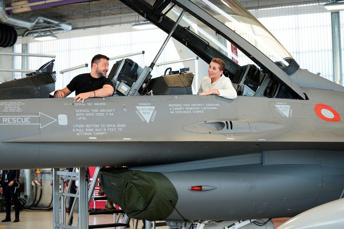 Ông Zelensky ngồi trên một chiếc F-16 cùng Thủ tướng Đan Mạch (ảnh: Reuters)