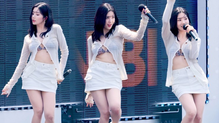 Trong lễ hội âm nhạc Waterbomb,&nbsp;Kwon Eunbi lựa chọn thiết kế phóng khoáng, đúng chất mùa hè với bikini phối cùng áo khoác mỏng tang và chân váy ngắn khoe được thân hình nóng bỏng.&nbsp;