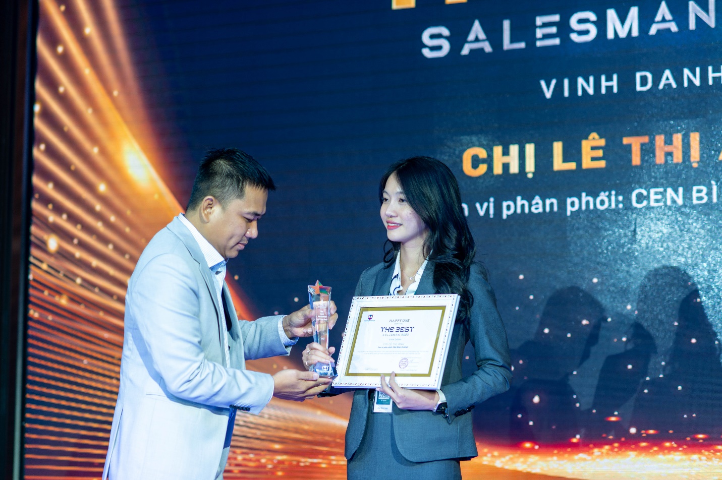 Giải thưởng “The Best Salesman” đã thuộc về chuyên viên Lê Thị Ánh - đơn vị CEN Bình Dương.