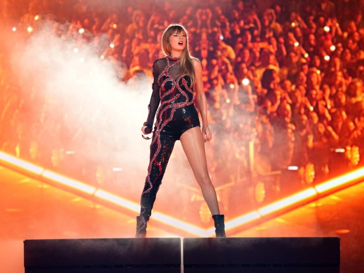 Taylor Swift thu hàng tỷ USD, &#34;gây chấn động&#34; với &#34;The Eras Tour&#34; - 1