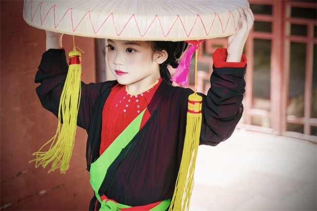 Mẫu nhí 6 tuổi ấn tượng với áo dài mang hình ảnh bản đồ và Quốc kỳ Việt Nam - 12