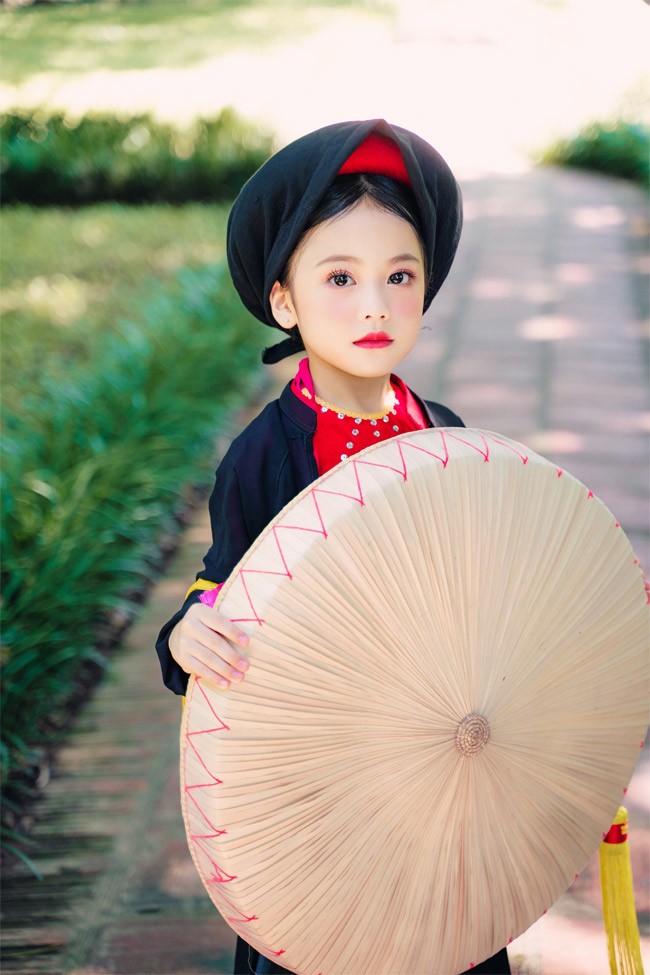 Mẫu nhí 6 tuổi ấn tượng với áo dài mang hình ảnh bản đồ và Quốc kỳ Việt Nam - 13
