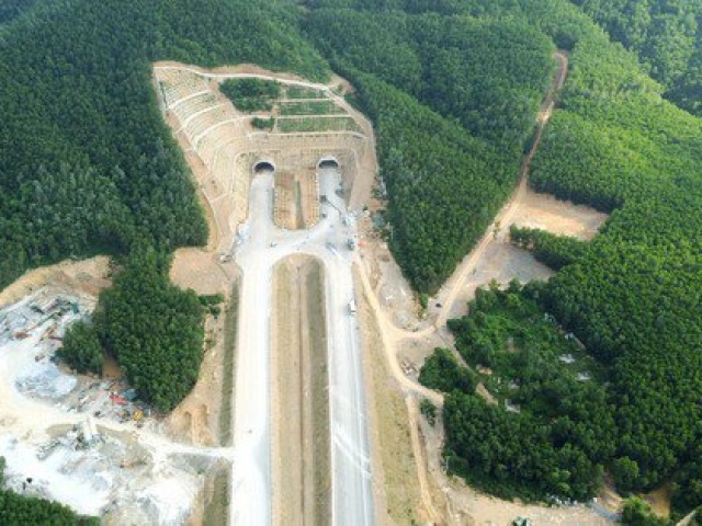 Tin tức trong ngày - Ngắm hầm xuyên núi đá đầu tiên trên cao tốc Nghi Sơn - Diễn Châu