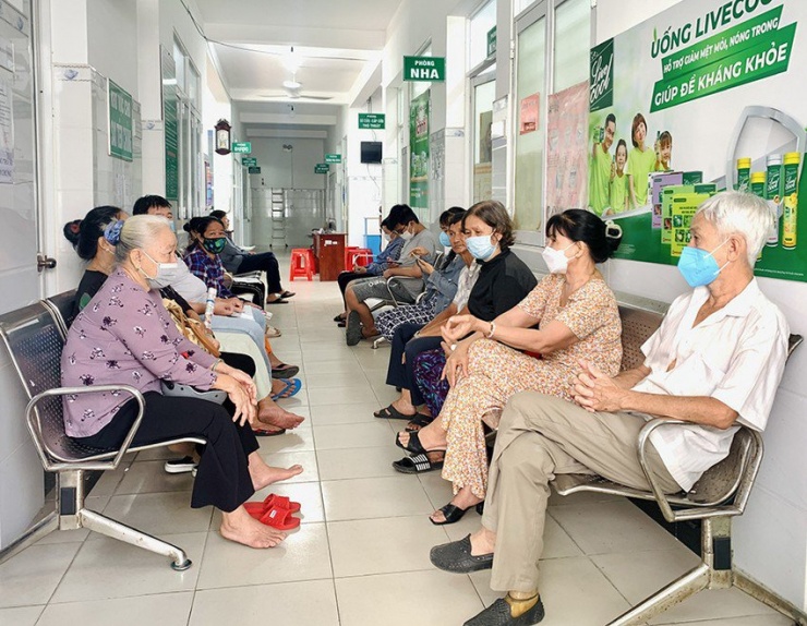 Người dân chờ khám bệnh miễn phí tại Trạm y tế xã Tân Hiệp, huyện Hóc Môn. Ảnh: THẢO PHƯƠNG