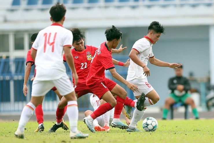Chiến thắng đậm 4-1 trước Lào nhưng HLV Hoàng Anh Tuấn vẫn nhắc các học trò cần phải hoàn thiện hơn trong trận gặp Philippines. Ảnh: ANH THỎA