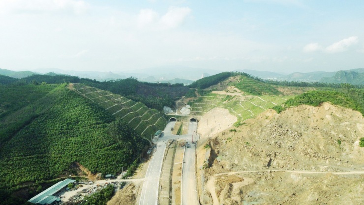 Ngắm hầm xuyên núi đá đầu tiên trên cao tốc Nghi Sơn - Diễn Châu - 3