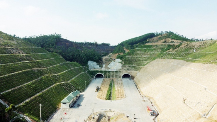 Ngắm hầm xuyên núi đá đầu tiên trên cao tốc Nghi Sơn - Diễn Châu - 4
