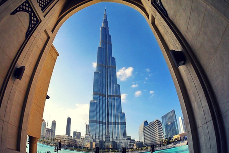Burj Khalifa: Đây cũng là tòa nhà cao nhất thế giới và là một trong những địa điểm du lịch nổi tiếng nhất ở Dubai. Điểm quan sát trên tầng 124 mang đến tầm nhìn đáng kinh ngạc về đường chân trời của thành phố. Vào ban đêm, bạn có thể nhìn thấy bức tranh toàn cảnh những ánh đèn lộng lẫy nổi tiếng của Dubai.
