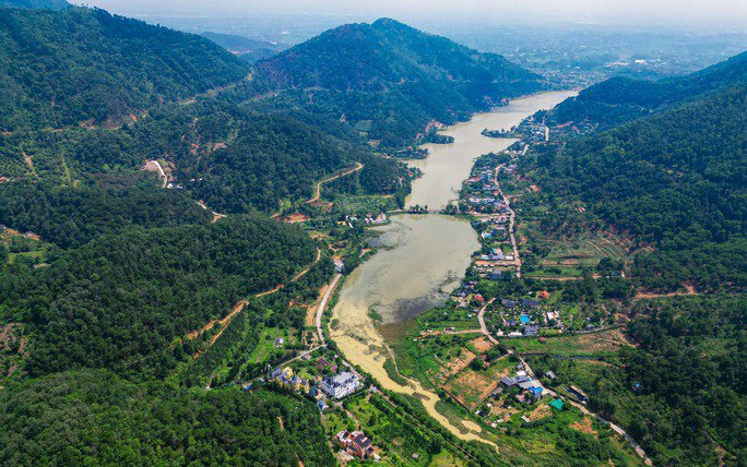 Sau kết luận của Thanh tra TP Hà Nội vào năm 2019 đến nay, huyện Sóc Sơn vẫn phát hiện hàng trăm công trình vi phạm trên đất rừng phòng hộ. Các công trình này không chỉ bạt núi, chủ các công trình vi phạm còn lấn chiếm lòng hồ.