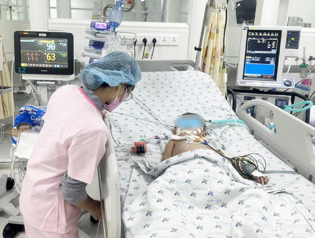 Bệnh nhi SXH nguy kịch được điều trị tại Bệnh viện Nhi Đồng Thành phố Ảnh: BVCC