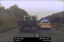 Video: Xe tải đâm văng xe cảnh sát rồi bỏ chạy và cái kết