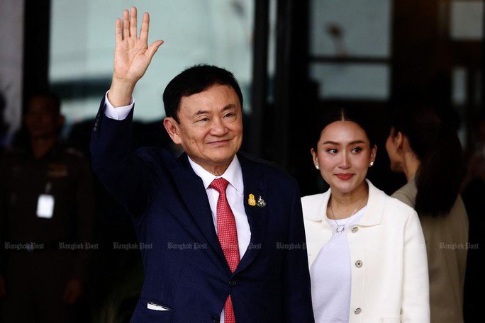 CLIP: Cựu Thủ tướng Thaksin Shinawatra về tới Thái Lan - 6
