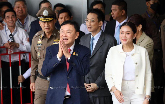 CLIP: Cựu Thủ tướng Thaksin Shinawatra về tới Thái Lan - 4